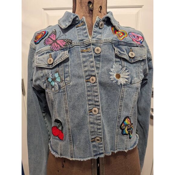 Rue 21 Cropped Denim Jean Jacket Embroidered Patches Size Large Stretch - Picture 2 of 15